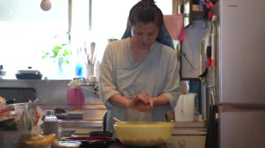 Üst düzey kadın mutfakta pirinç topları yapıyor.