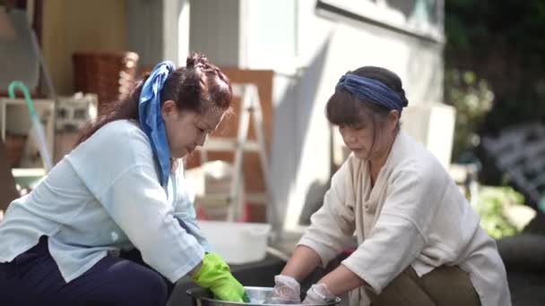 Japanse Senior Vrouwen Verven Doek Indigo Kleur — Stockvideo