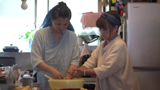 Mulheres Sênior Fazendo Bolas Arroz Cozinha — Vídeo de Stock