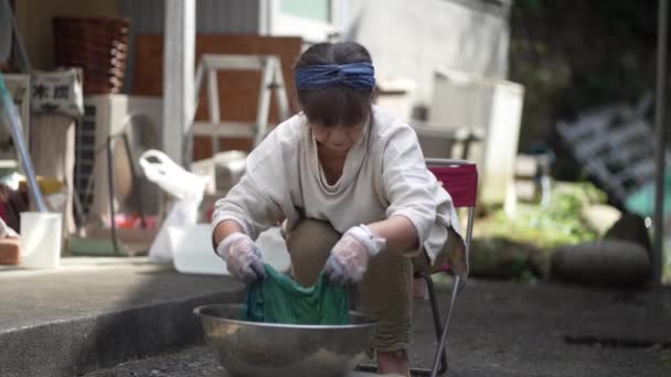 Starší Japonská Žena Pomocí Starověké Metody Barvení Látky Incidgo Clor — Stock video