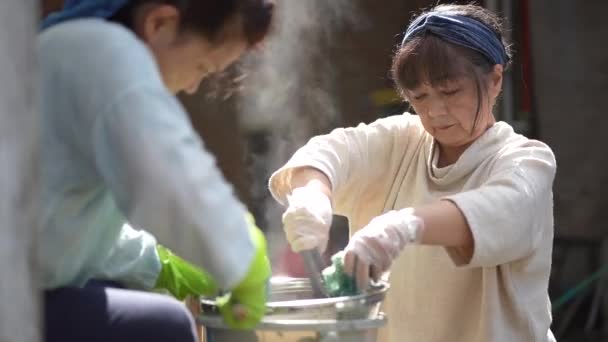 Japonaise Senior Femmes Teinture Tissu Indigo Couleur — Video