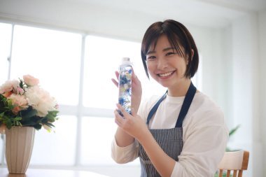 Bitki özlü bir kadın resmi