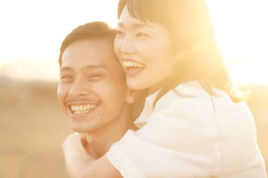 Birbirini seven mutlu çift yaz zamanı sarılıyor, mutluluk konsepti.