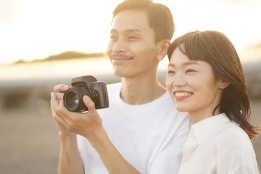 Kumsalda kameralı genç bir çift