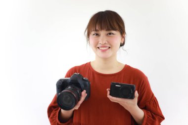 Kameralı genç Asyalı kadın.