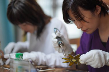 Asyalı kadınlar güzel dekorasyon için lehim demiri kullanıyorlar.