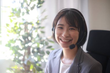 Kulaklıklı bir çağrı merkezi operatörünün portresi