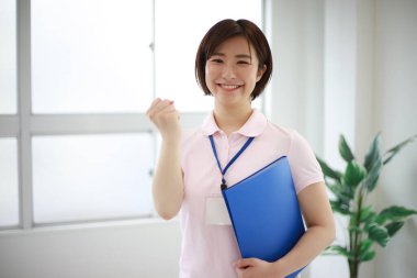 Elinde klasör olan bir kadın çalışanın resmi