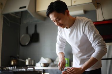 Genç adam mutfakta Gedza hazırlıyor.