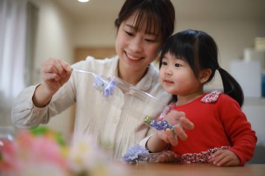 Anne ve çocuk otobur yapıyorlar.