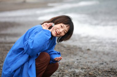 Sahilde bir genç kız portresi