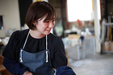 Cam bir kap yapan bir kadın.