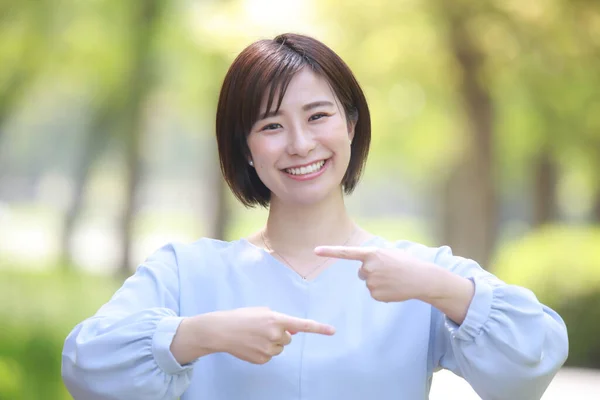 Młody Azji Bizneswoman Palec Wskazując Park — Zdjęcie stockowe
