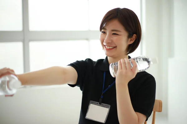Ung Kvinna Som Håller Flaskor Vatten — Stockfoto