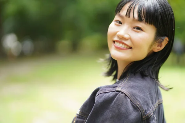 Porträtt Leende Ung Asiatisk Kvinna Parken — Stockfoto