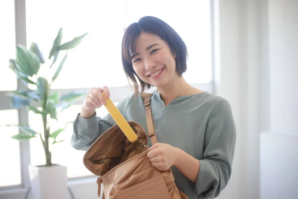 Ung Asiatisk Kvinna Att Sätta Tillbehör Väska — Stockfoto