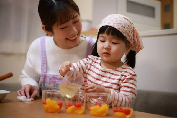 Belle Asiatique Mère Cuisine Avec Petite Fille Sur Cuisine — Photo