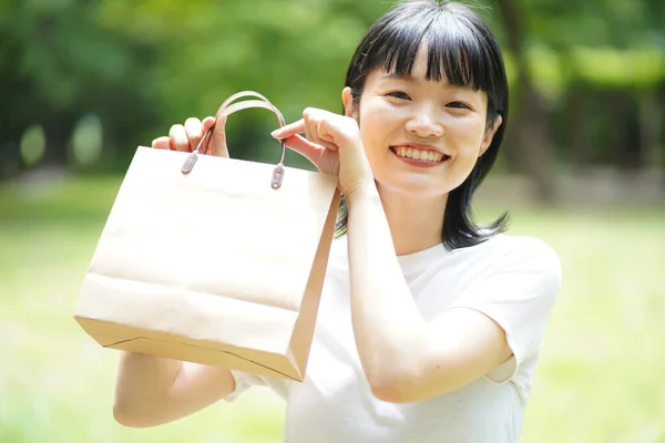 Ung Asiatisk Kvinna Med Shoppingväska Parken — Stockfoto