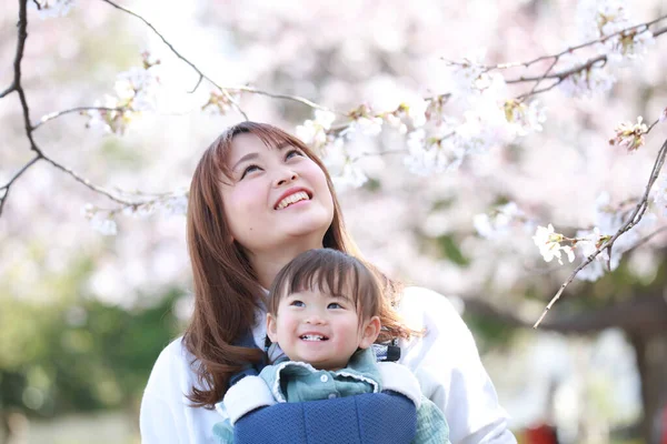 Giovane Donna Asiatica Con Sua Adorabile Bambina All Aperto Divertirsi — Foto Stock