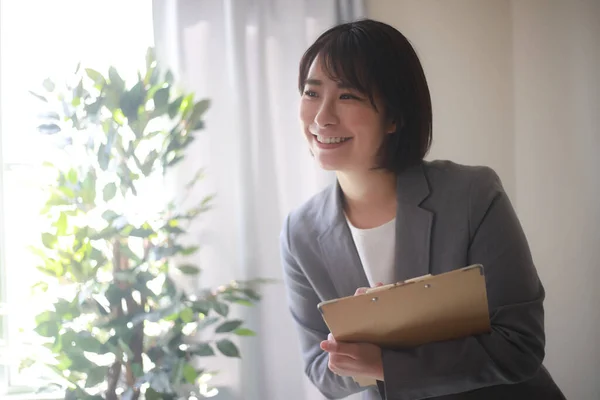 Porträt Einer Schönen Jungen Asiatischen Geschäftsfrau Die Büro Arbeitet — Stockfoto