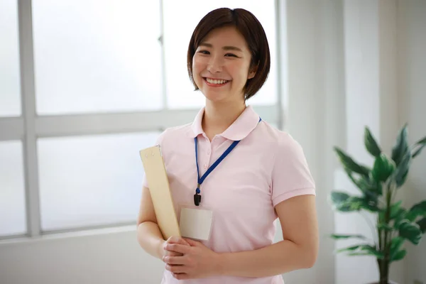 Asiatisk Ung Kvinna Med Mapp Kontoret — Stockfoto