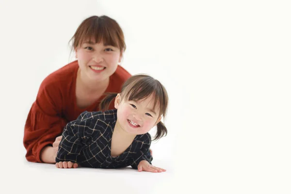 Young Asian Mother Little Daughter Isolated White — Stock Photo, Image