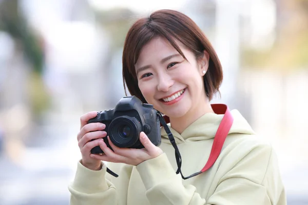Портрет Красивой Азиатской Женщины Камерой — стоковое фото