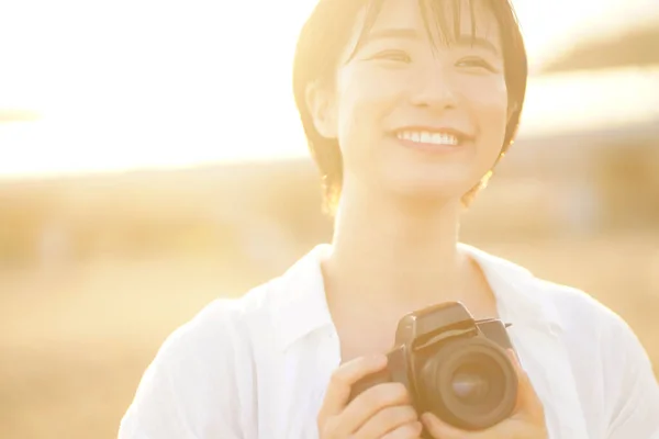 Schöne Frau Mit Kamera Beim Fotografieren Park — Stockfoto