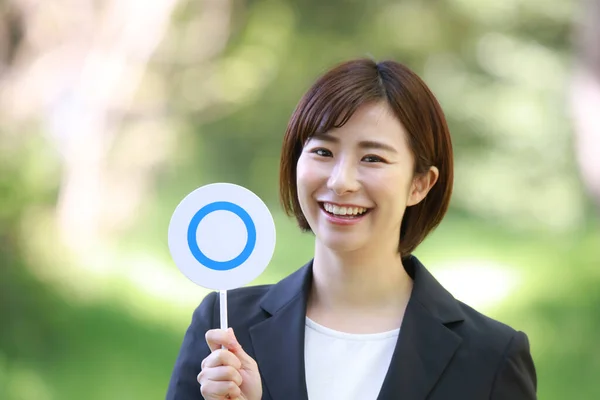 Schöne Asiatische Geschäftsfrau Mit Kreisschild Park — Stockfoto