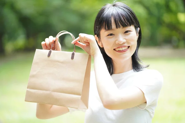 Porträtt Ung Kvinna Med Shoppingväska — Stockfoto