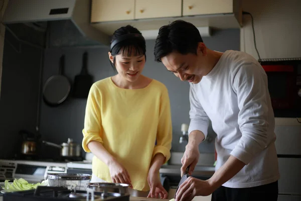 Genç Bir Çift Evdeki Mutfakta Yemek Pişiriyor — Stok fotoğraf
