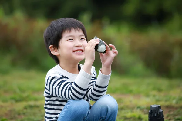 Yakışıklı Asyalı Çocuk Dışarıda Oynuyor — Stok fotoğraf