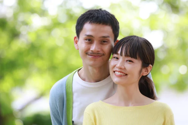 Retrato Dos Jóvenes Asiático Pareja Posando Aire Libre — Foto de Stock