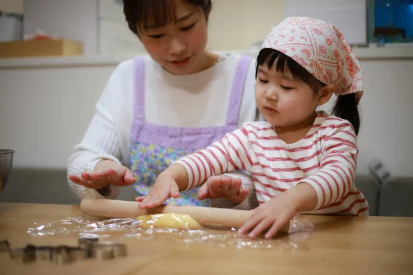 Bella Asiatica Madre Cucina Con Sua Piccola Figlia Cucina — Foto Stock