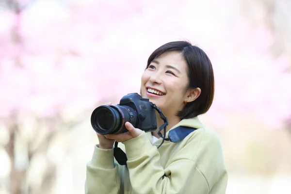 Piękna Kobieta Aparatem Fotograficznym Robiącym Zdjęcia Parku — Zdjęcie stockowe