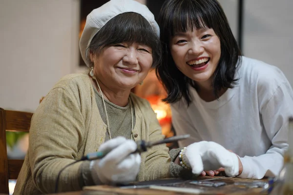 Счастливые Японки Создают Красивые Украшения Паяльником — стоковое фото