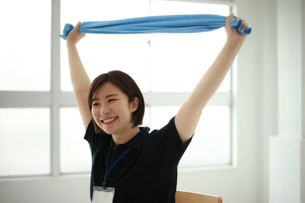 Młoda Azjatycka Kobieta Ręcznikiem Rękach — Zdjęcie stockowe