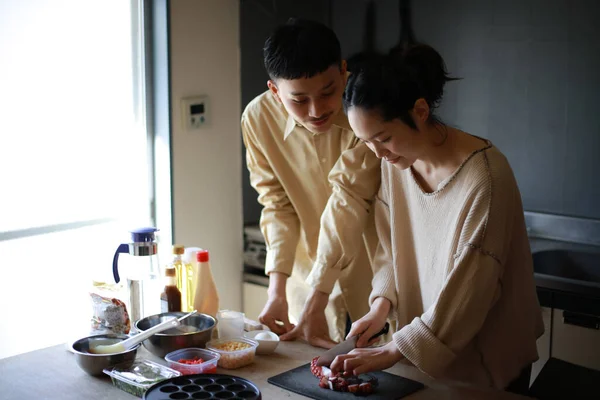 Paar Kocht Zusammen Bereitet Essen — Stockfoto