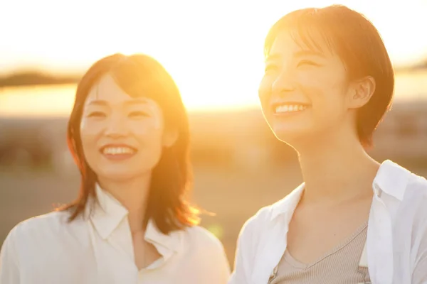 Två Unga Asiatiska Kvinnor Poserar Solnedgången — Stockfoto