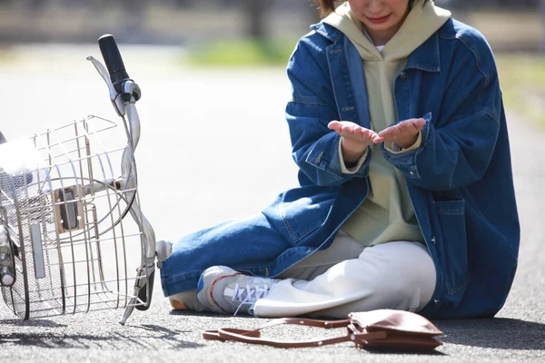 Kvinna Med Trasig Cykel — Stockfoto