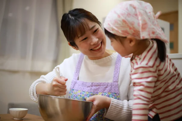 Bela Mãe Asiática Cozinhar Com Sua Filhinha Cozinha — Fotografia de Stock