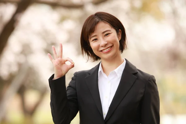 Ritratto Asiatico Businesswoman Gesturing Parco — Foto Stock