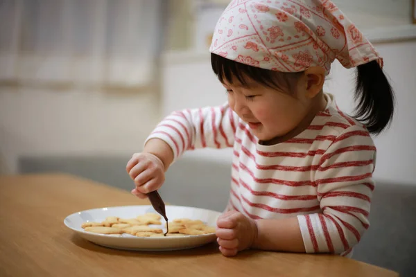 Pequena Menina Japonesa Cozinhar Cozinha — Fotografia de Stock