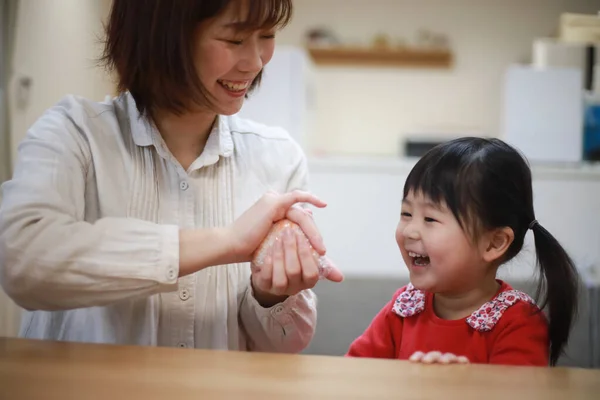 Šťastný Asijské Matka Dcera Hrát Dělat Domácí Výzdoba Spolu — Stock fotografie