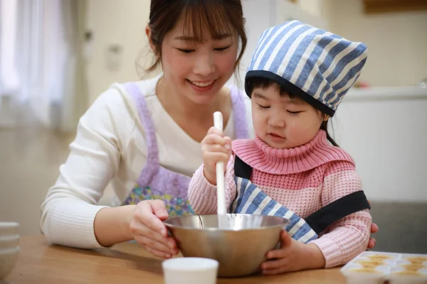 Petite Fille Cuisine Avec Mère Dans Cuisine — Photo