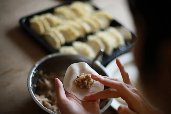 餃子を作るプロセスを閉じる — ストック写真