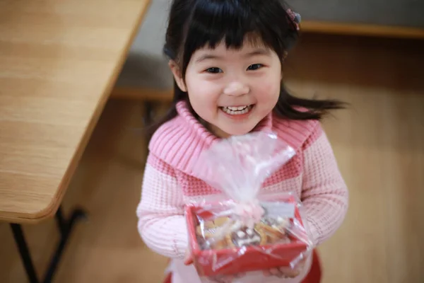 Joyeuse Petite Fille Avec Une Boîte Cadeau — Photo