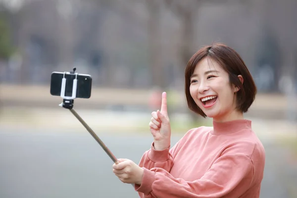 Aziatische Vrouw Het Nemen Van Selfie Met Smartphone Het Park — Stockfoto