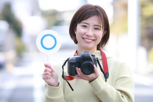 Eine Frau Mit Einer Spiegelreflexkamera Und Einem Tag — Stockfoto