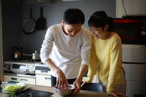 Una Pareja Joven Cocinando Cocina Casa —  Fotos de Stock